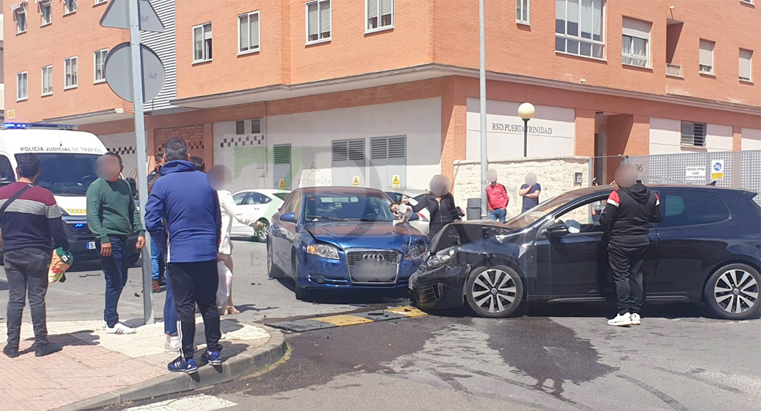 Accidente vial en la barriada pacense de San Fernando