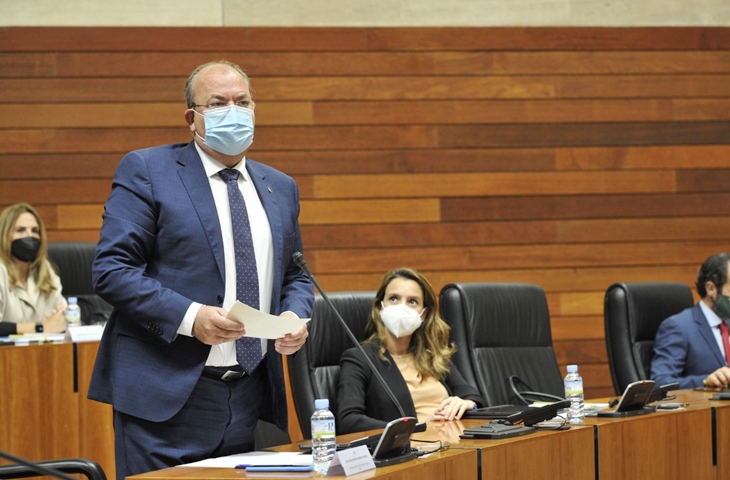 Monago pide a Vara que anule el cierre de oficinas de la Junta en 39 municipios