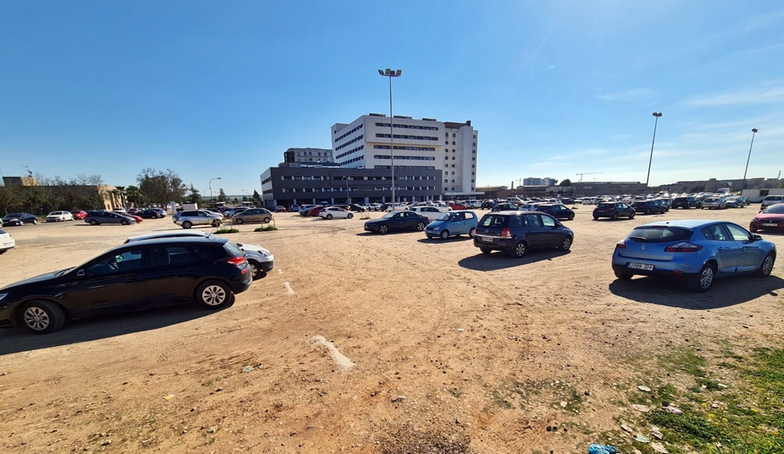 Vox pide a la Junta asfaltar los aparcamientos del Hospital Universitario
