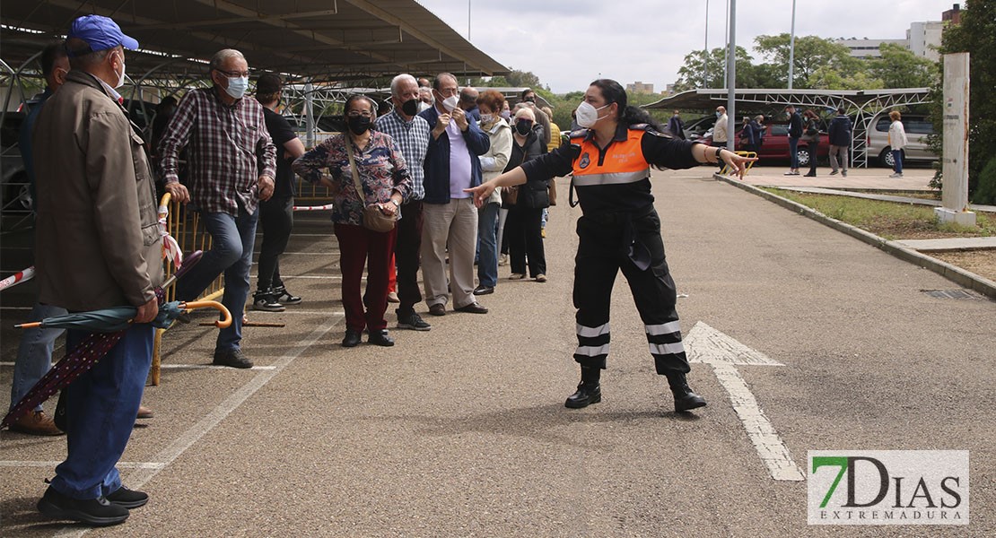 Largas colas tras la respuesta masiva para vacunarse en Badajoz