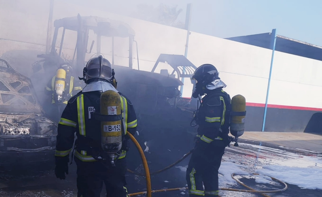 Incendio en un taller mecánico de Guadiana (Badajoz)