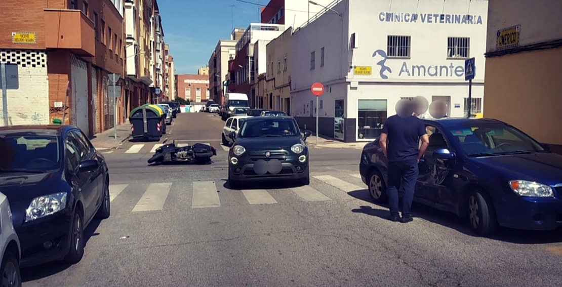 Colisión coche/moto en María Auxiliadora (Badajoz)