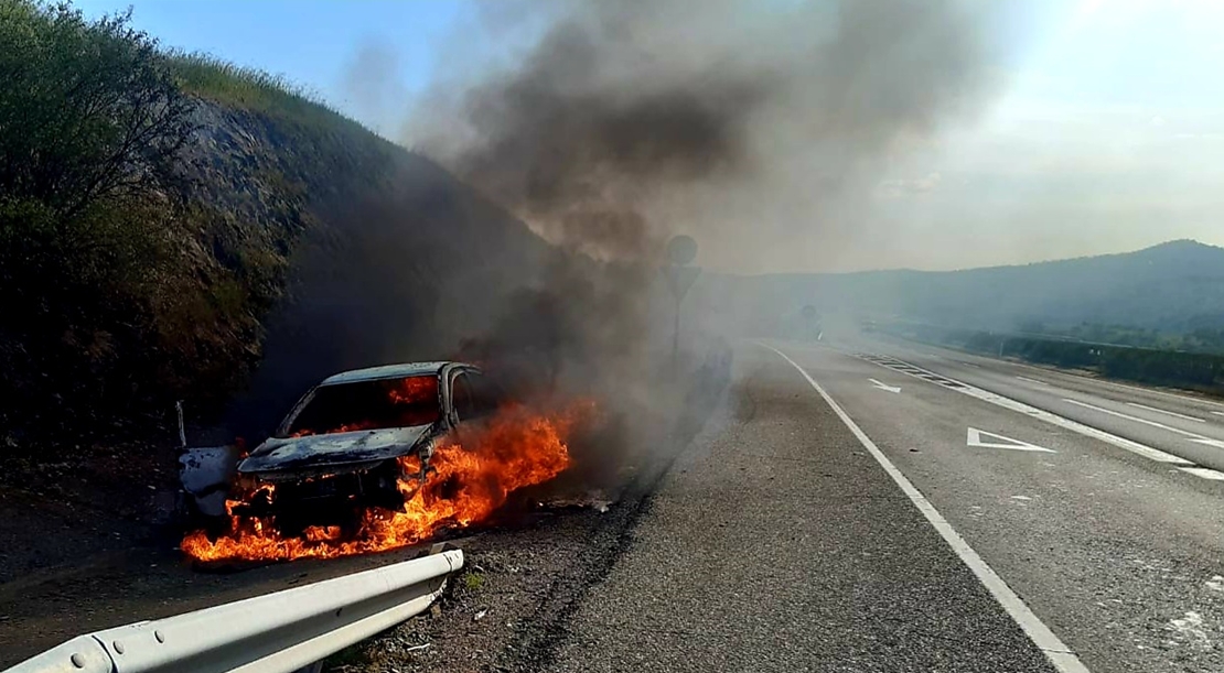 Un vehículo queda calcinado en la A-66 (CC)