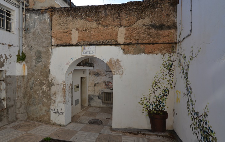 La calle Castillo recupera su imagen tradicional en Cáceres