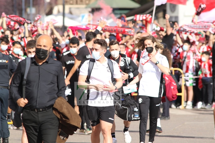 REPOR: Los aficionados reciben al Zamora en su llegada al Estadio