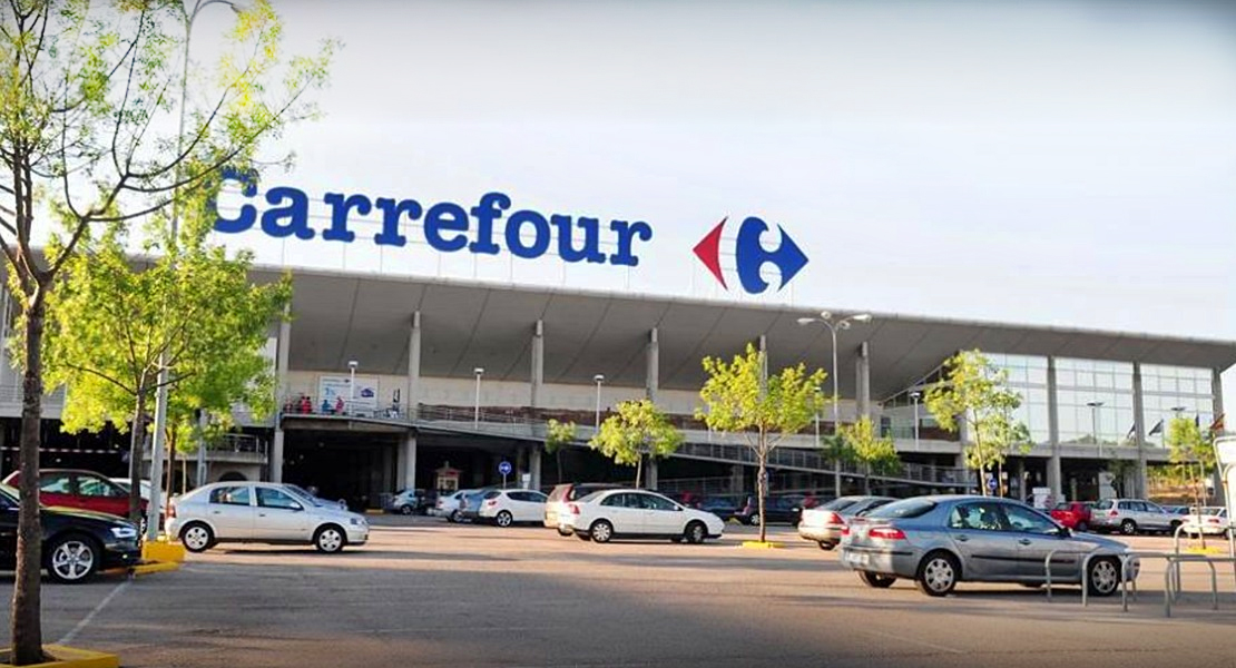 Grave tras quedar atrapado entre una máquina y la pared en el Carrefour de Plasencia