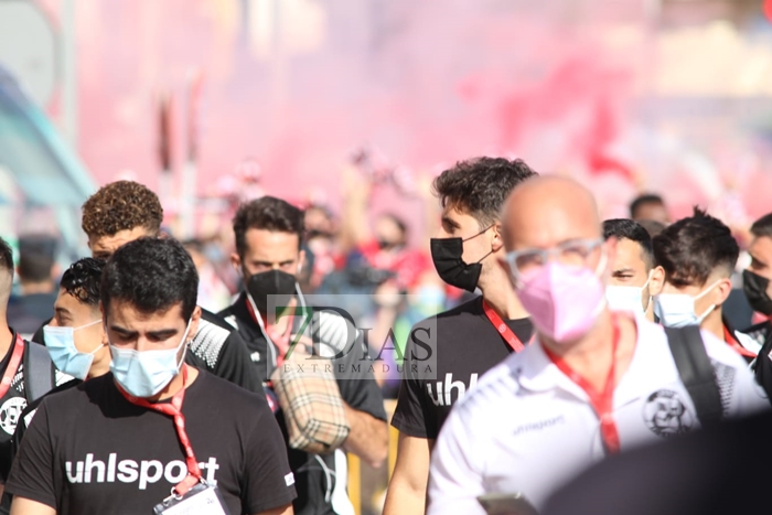 REPOR: Los aficionados reciben al Zamora en su llegada al Estadio