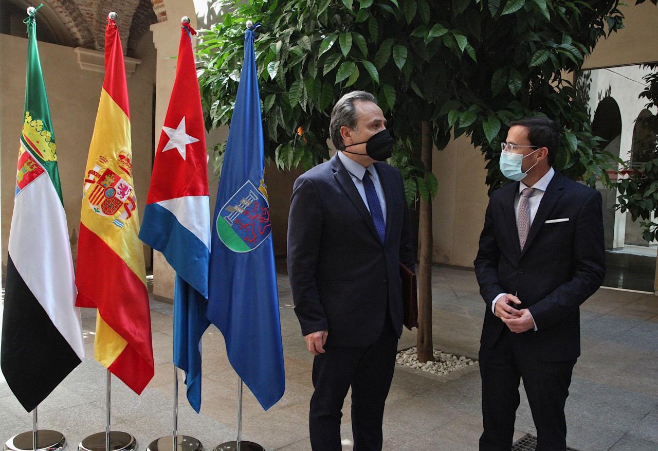 El embajador de Cuba aborda proyectos de cooperación con el presidente de la Diputación