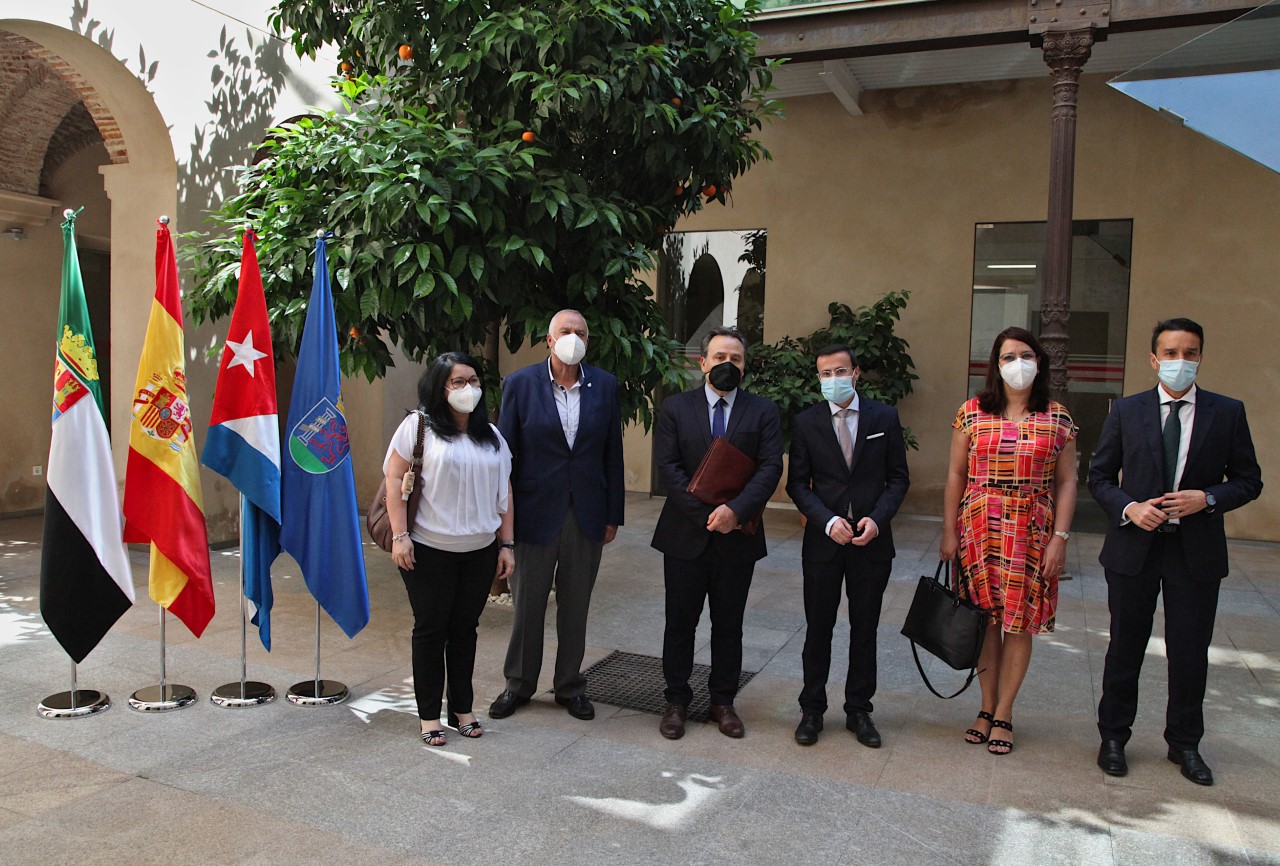 El embajador de Cuba aborda proyectos de cooperación con el presidente de la Diputación