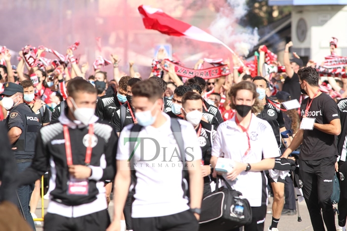 REPOR: Los aficionados reciben al Zamora en su llegada al Estadio