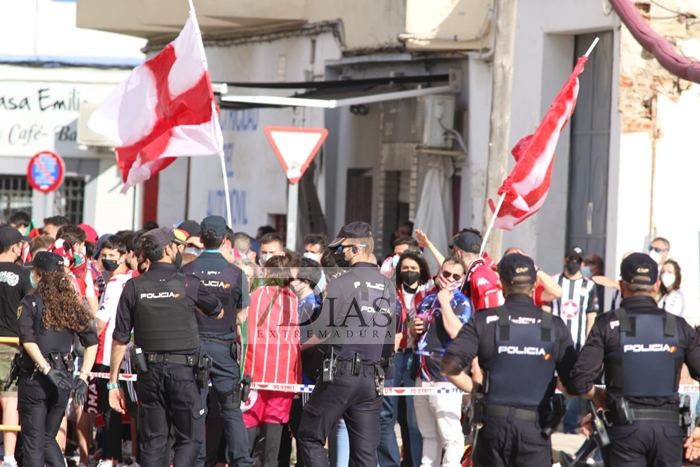 REPOR: Los aficionados reciben al Zamora en su llegada al Estadio