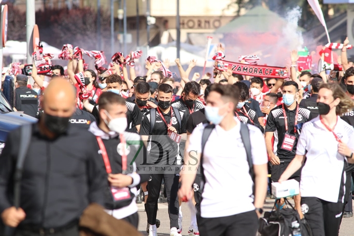 REPOR: Los aficionados reciben al Zamora en su llegada al Estadio