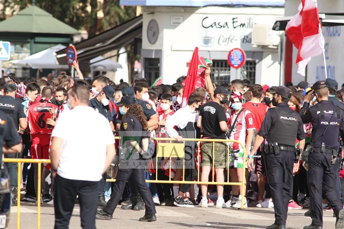 REPOR: Los aficionados reciben al Zamora en su llegada al Estadio