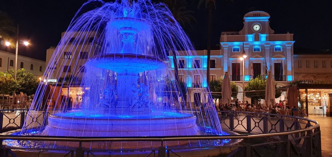 La fachada del Ayto de Mérida y la fuente se iluminarán de azul y púrpura