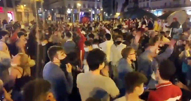 Miles de personas se echan a la calle para festejar el fin del estado de alarma