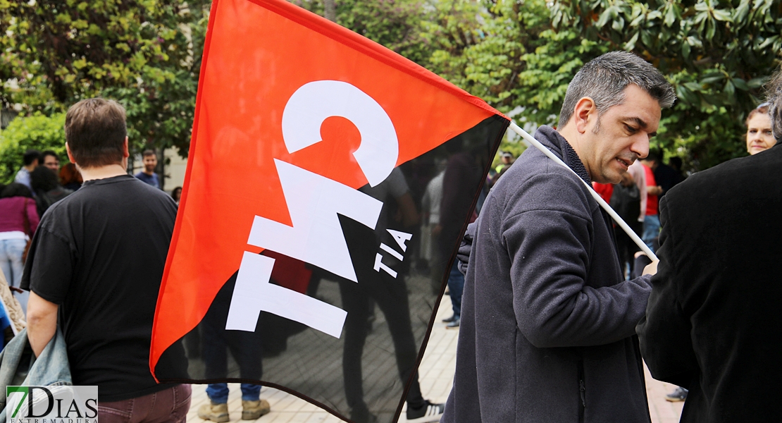 CNT apoya la concentración del personal laboral ante la asamblea