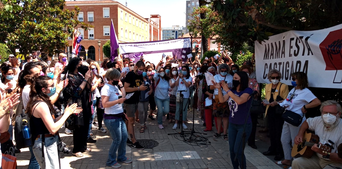 Badajoz: 150 personas acuden a la concentración de apoyo a Sara y sus hijas