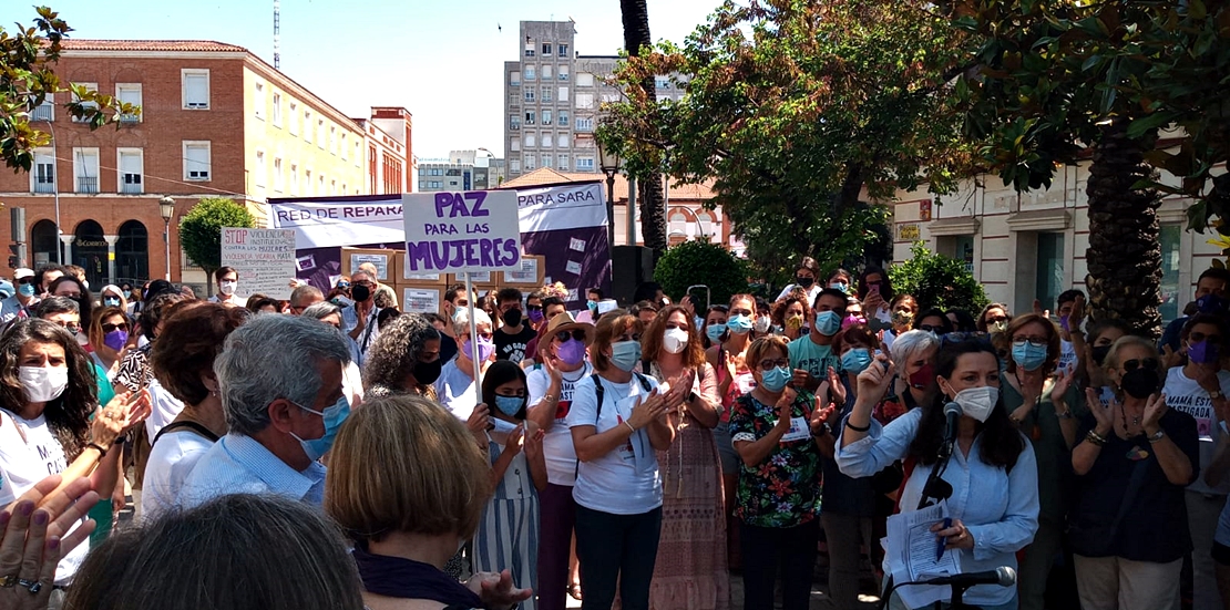 Badajoz: 150 personas acuden a la concentración de apoyo a Sara y sus hijas