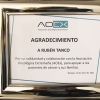 La Asociación Oncológica Extremeña entrega una placa de agradecimiento a Rubén Tanco