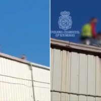 Un Policía auxilia a un menor con una pierna fracturada en el tejado de las naves de El Tarajal