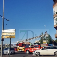 Caen cascotes de un edificio de Carolina Coronado hacia la vía pública