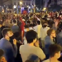 Miles de personas se echan a la calle para festejar el fin del estado de alarma