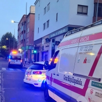 Un joven hospitalizado tras sufrir una colisión entre un coche y una moto en Badajoz