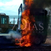 Bomberos de Badajoz trabajan en el incendio de un camión