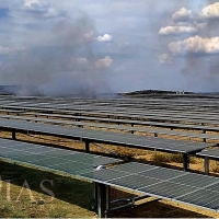 Bomberos del SEPEI trabajan en un incendio cercano a la planta fotovoltaica de Ceclavín (CC)