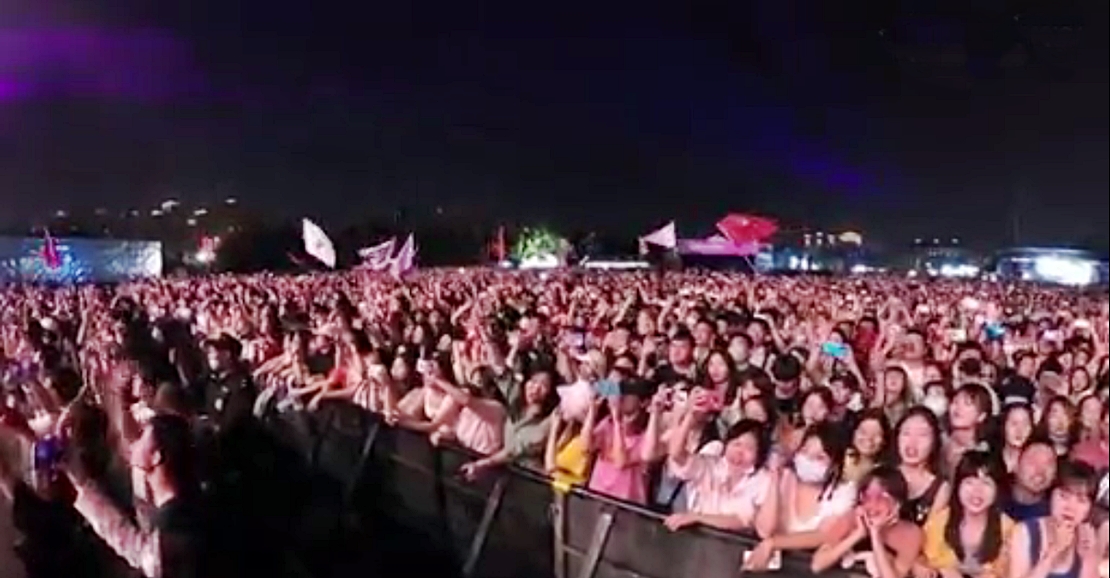 Miles de personas sin mascarilla ni distancia en un festival de música en Wuhan
