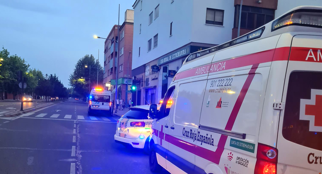 Un joven hospitalizado tras sufrir una colisión entre un coche y una moto en Badajoz