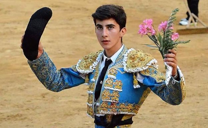 Terrible cogida al novillero de la Escuela Taurina de Badajoz Manuel Perera