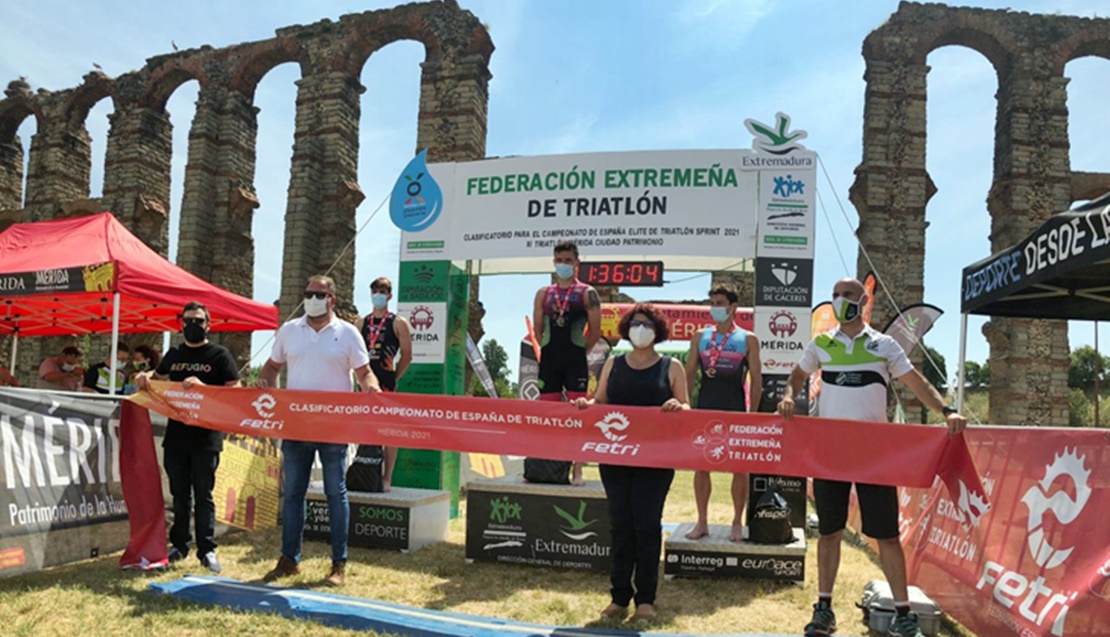 Ander Noain y Laura Durán ganan el XI Triatlón Ciudad de Mérida