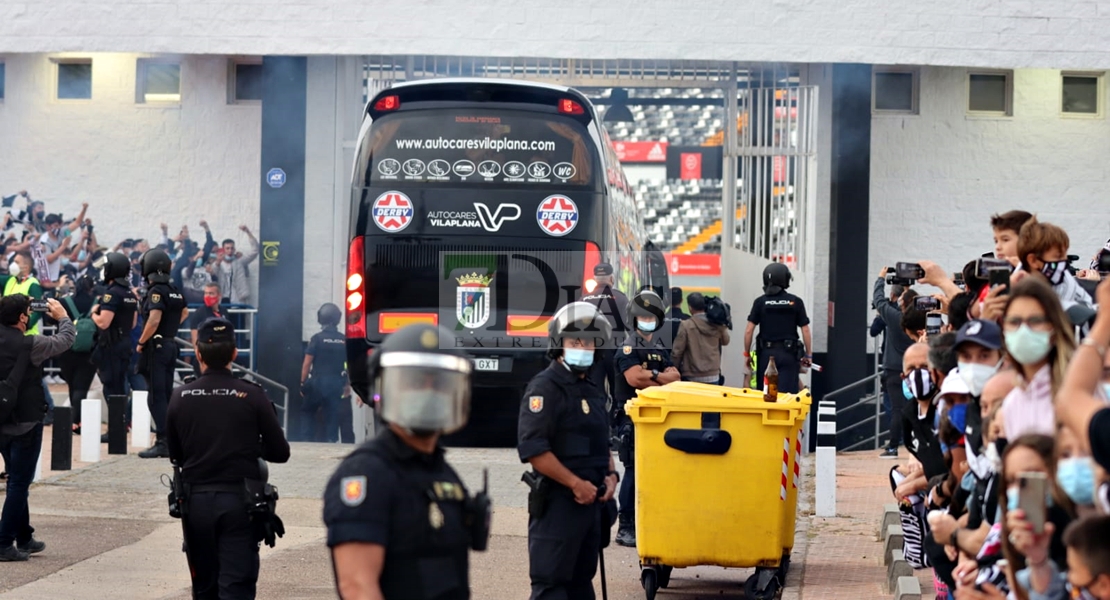 Locura en El Vivero para recibir al autobús del CD. Badajoz