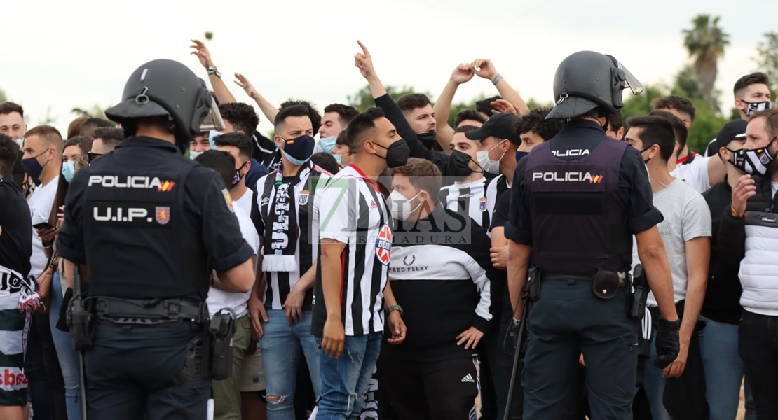 Locura en El Vivero para recibir al autobús del CD. Badajoz