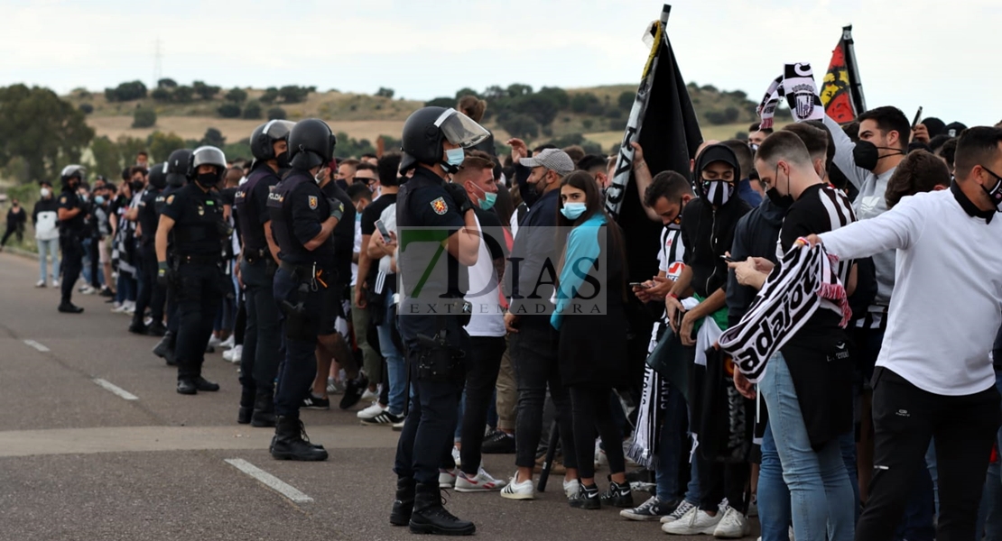 Locura en El Vivero para recibir al autobús del CD. Badajoz