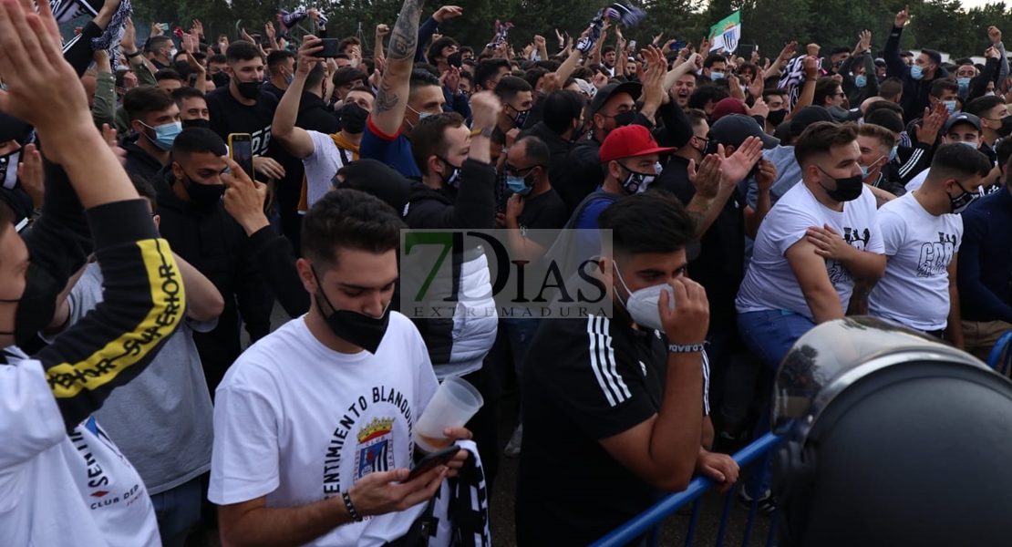 Locura en El Vivero para recibir al autobús del CD. Badajoz