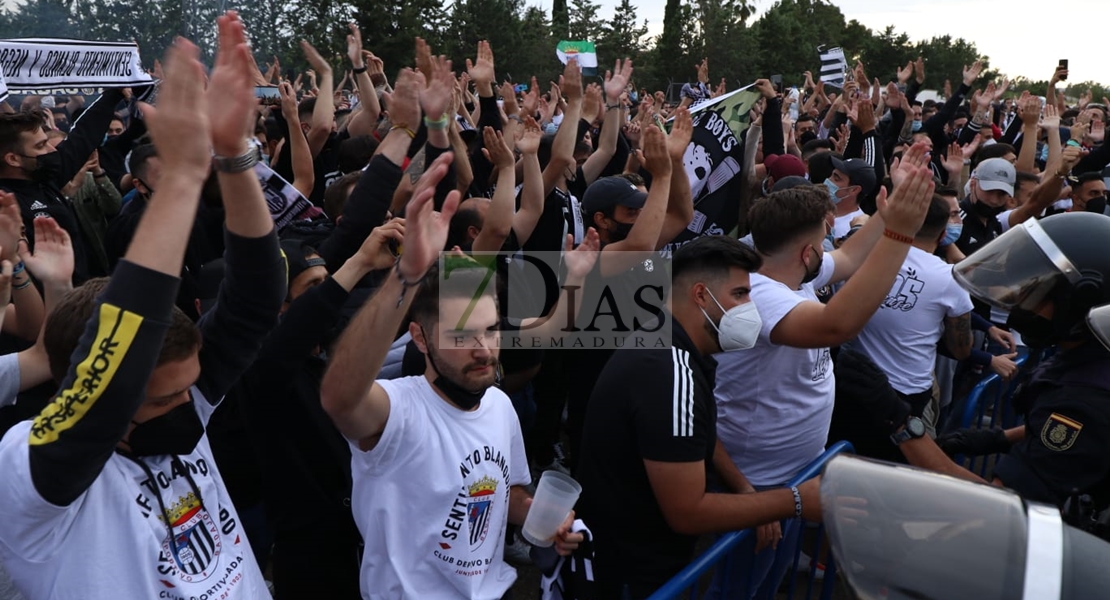 Locura en El Vivero para recibir al autobús del CD. Badajoz