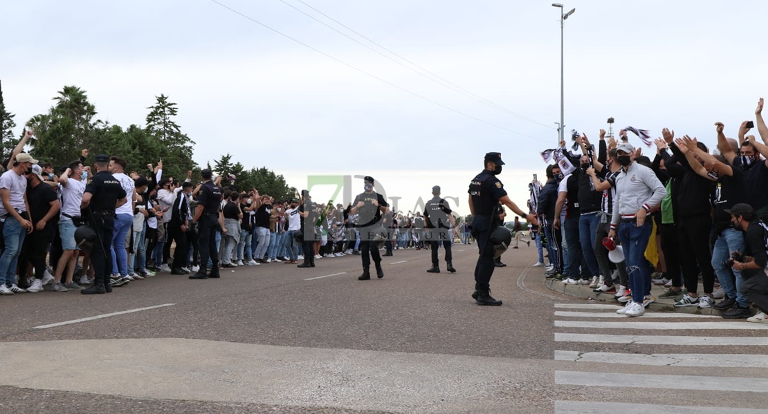 Locura en El Vivero para recibir al autobús del CD. Badajoz