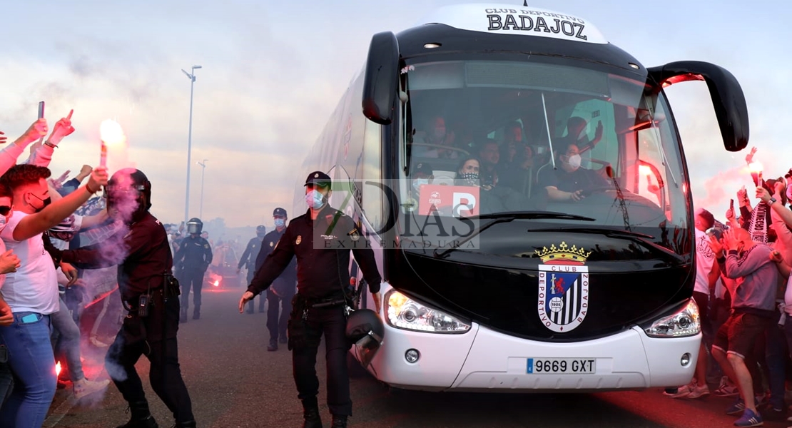 Locura en El Vivero para recibir al autobús del CD. Badajoz