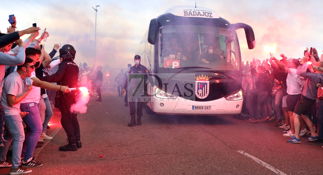 Locura en El Vivero para recibir al autobús del CD. Badajoz