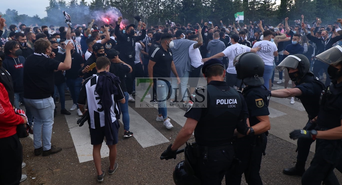 Locura en El Vivero para recibir al autobús del CD. Badajoz