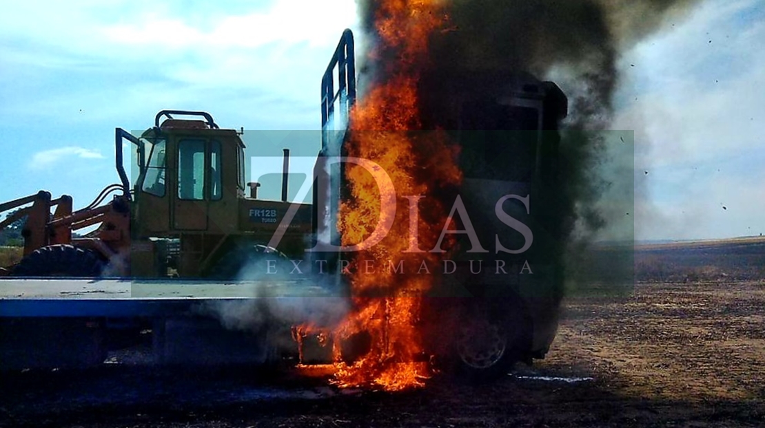 Bomberos de Badajoz trabajan en el incendio de un camión