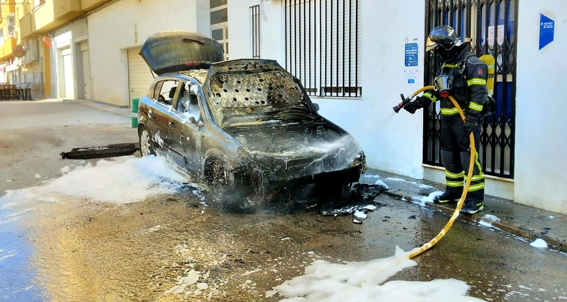 Bomberos del CPEI sofocan un incendio de vehículo en Fuente del Maestre (BA)