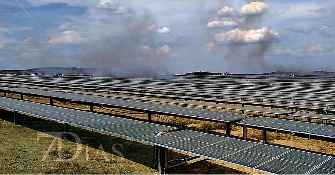 Bomberos del SEPEI trabajan en un incendio cercano a la planta fotovoltaica de Ceclavín (CC)