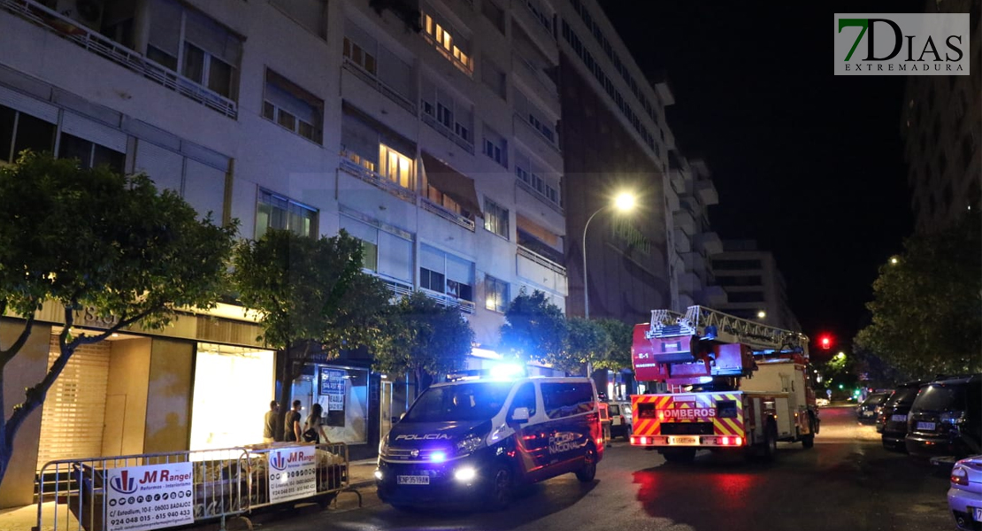 Un amplio dispositivo alerta a los vecinos de la calle Enrique Segura Otaño (Badajoz)