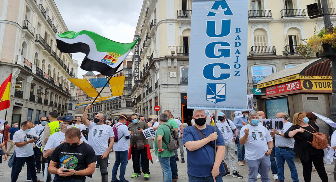 Miles de guardias civiles se concentran en la Puerta del Sol contra el retroceso de sus derechos