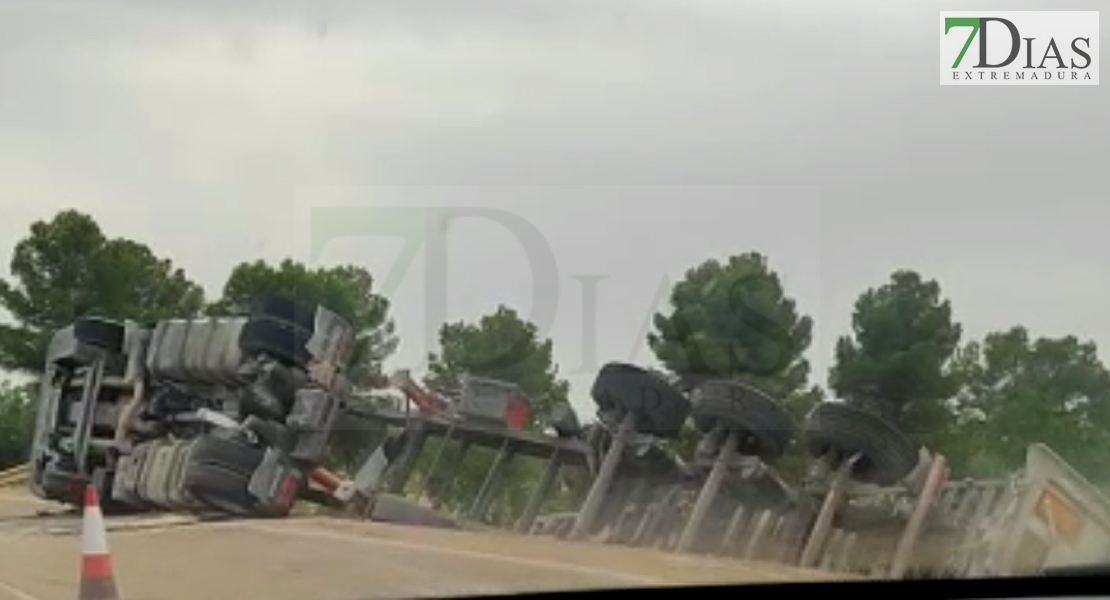 La EX-300 en Tierra de Barros queda cortada por un accidente de tráfico