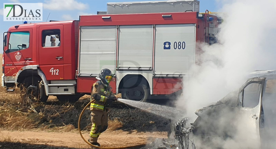 Los Bomberos actúan en un incendio de vehículo a las afueras de Badajoz