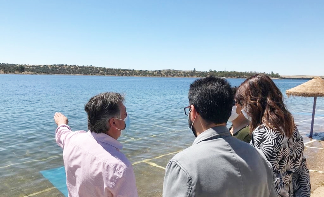 La playa Bandera Azul de Orellana la Vieja ejemplo de destino natural, sostenible y seguro